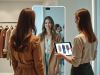 Eine interaktive Einkaufssituation in der Zukunft. Über einen Magic-Mirror können unterschiedliche Modell im stationären Einzelhandel virtuell probiert werden.