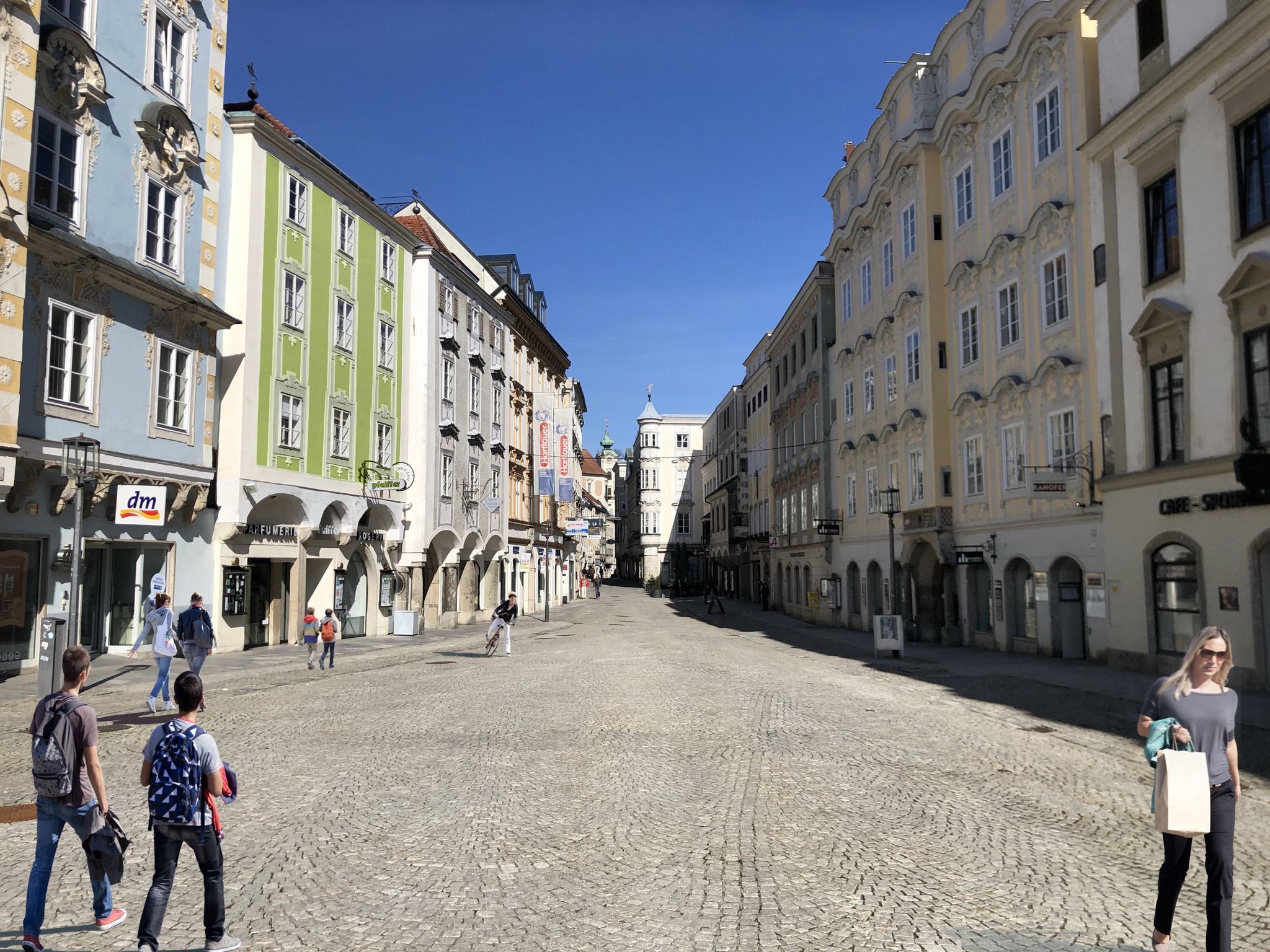 Ein autofreier urbaner Platz ohne Bäume.